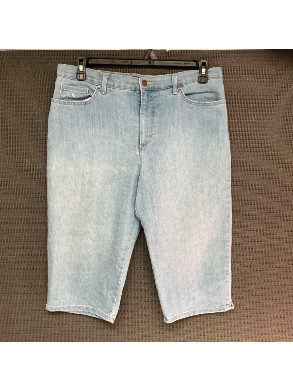 Gloria Vanderbilt Amanda Skimmer Denim Shorts Light Wash Woman's Size 14 Stretch
